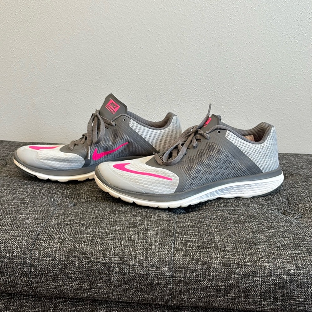 Women’s Nike grey and pink running shoes FS lite run 3 size 9